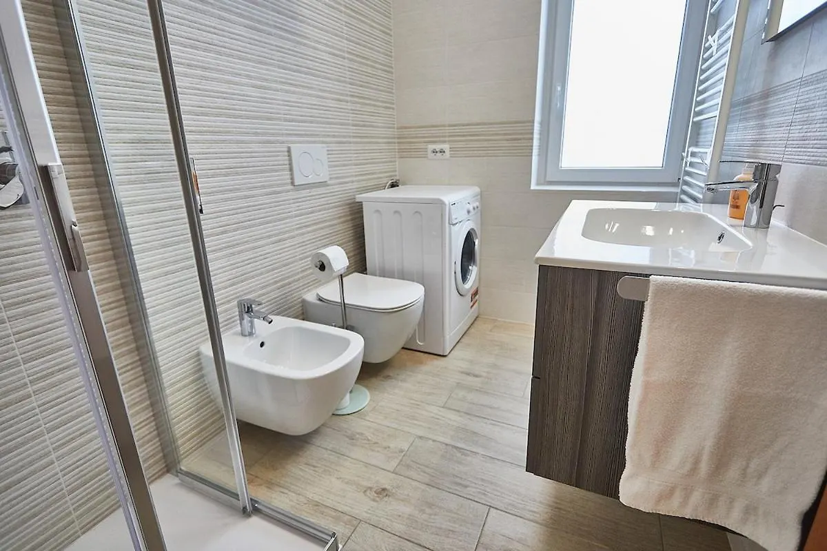 Cattaneo 65 3 Bedrooms 5 Minutes From Lake And Station W Parking Лекко Апартаменты