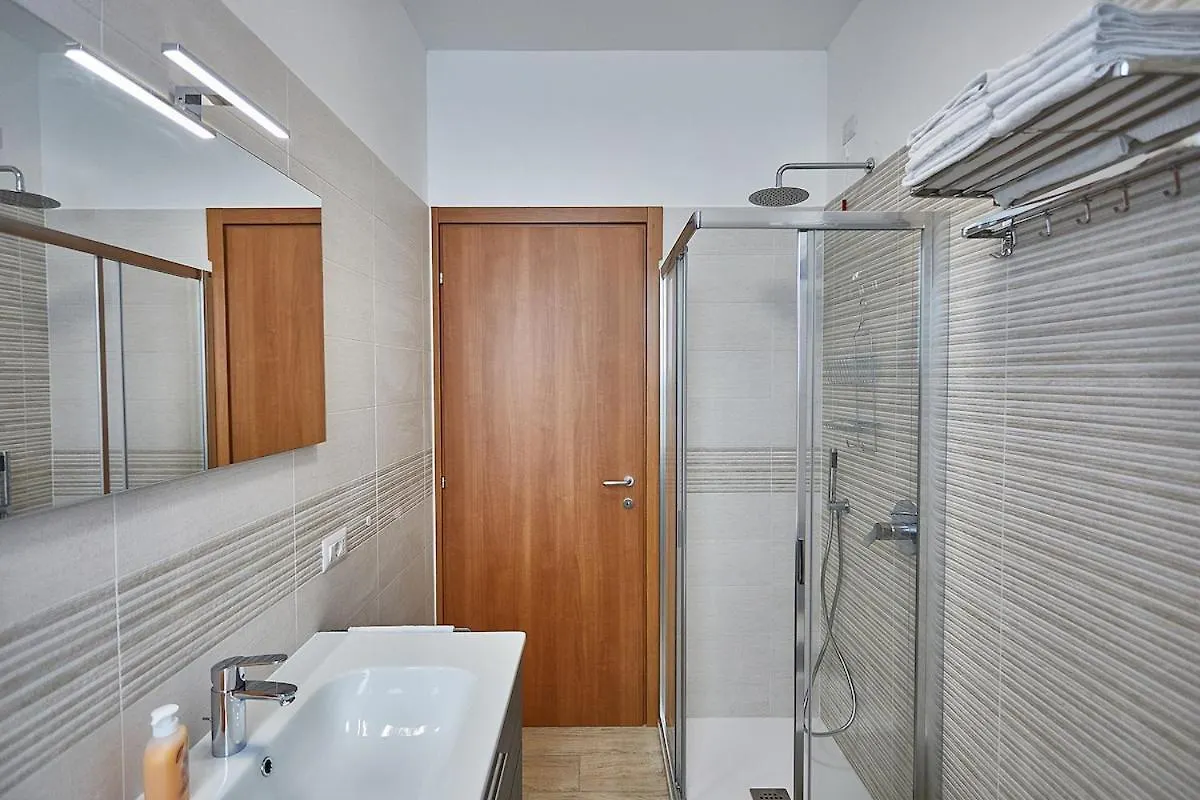 Апартаменты Cattaneo 65 3 Bedrooms 5 Minutes From Lake And Station W Parking Лекко